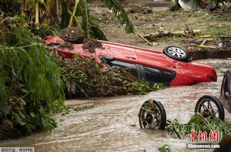 巴西里约热内卢暴雨成灾 车辆被洪水冲入河道