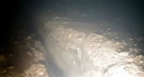 北溪被炸现场首次曝光，切口直径长达8米，海床都被震出一道大缝
