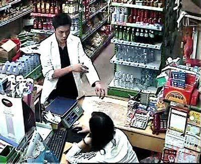 保安酒后强吻超市女老板被抓[组图]_资讯_凤凰网