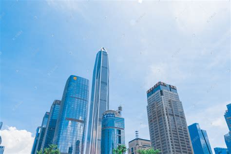 蓝天白云下的高楼大厦摄影图高清摄影大图-千库网