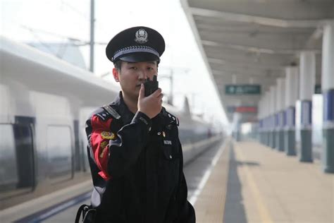 新时代·铁路榜样丨“网红”乘警的初心与担当_新华报业网