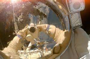 太空宇航员图片-在地球与太空边界的宇航员素材-高清图片-摄影照片-寻图免费打包下载