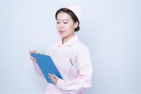 手持病历夹的女护士形象,医疗卫生业,各行各业,摄影素材,汇图网www.huitu.com