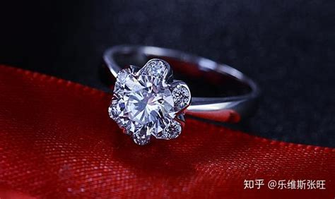 钻石婚戒戴在哪个手指(什么是1克拉钻戒？有什么意义？婚戒戴哪个手指？) - 【爱喜匠】