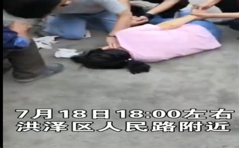 暖心帧丨两名儿科护士跪地救助晕倒老人：我们该做的_凤凰网视频_凤凰网