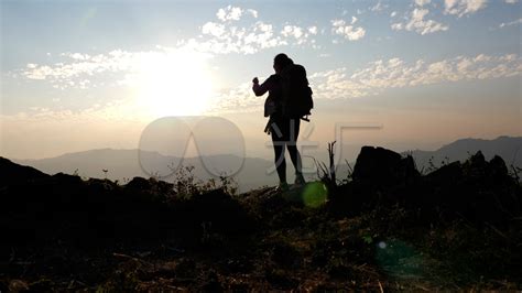 大龄攀登者正在攀爬峭壁图片-攀爬峭壁的大龄攀登者素材-高清图片-摄影照片-寻图免费打包下载
