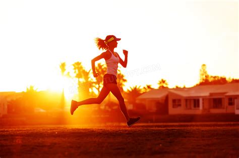 在阳光下跑步女子侧面摄影高清jpg格式图片下载_熊猫办公