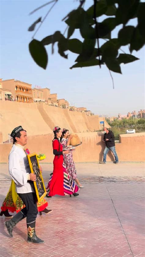 新疆喀什古城开城仪式每天两次，分别是早上10点半和下午6点半……_新浪新闻