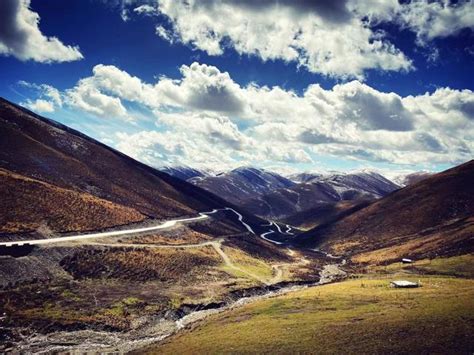 青海果洛藏族自治州的草地雪山摄影图配图高清摄影大图-千库网