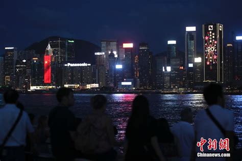 香港维港两侧“升起”巨幅国旗和区旗_新闻中心_中国网