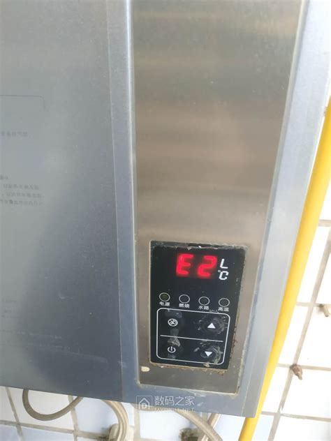 史密斯热水器屏幕上显示E2是风压异常或风机故障。 在说明书最后有故障代码，在使用前应该详细阅读使用说明书。