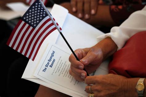 美国的公民入籍仪式上，新公民发誓完全放弃对原先国家的忠诚