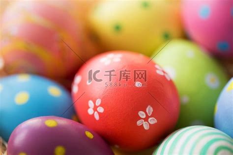 复活节、假期、传统和对象概念-篮子里的彩蛋和白色背景上的郁金香花的特写。高清摄影大图-千库网