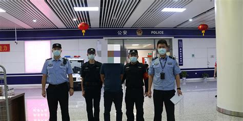 深圳一男子偷拍乘务员裙底被行拘5日_手机新浪网