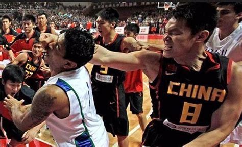 场面完全失控！2010年中国男篮与巴西男篮爆发激烈斗殴-直播吧zhibo8.cc