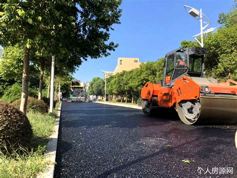 柏油的马路上清澈晴朗的一天高清摄影大图-千库网