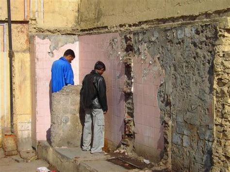 实拍：印度露天厕所，不管男女随地大小便，女人露天如厕常被侵犯|露天|印度|厕所_新浪新闻