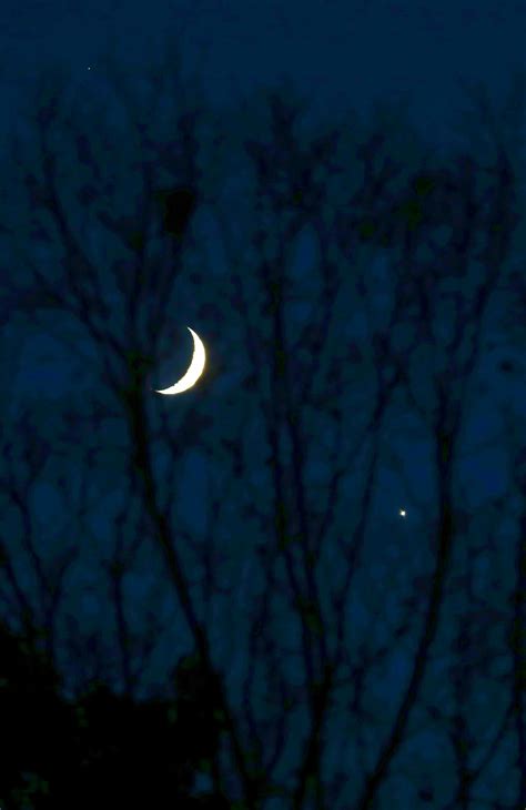 月亮和一颗星星的图片,一个月亮许多星星图片_大山谷图库