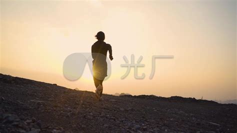 温柔女生奔跑头像