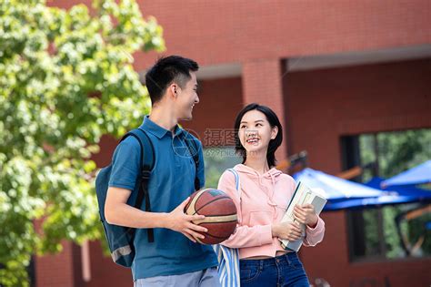 大学生情侣在校园里散步高清图片下载-正版图片501902784-摄图网
