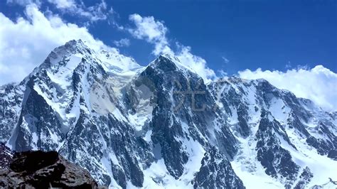 航拍中国新疆绿色的草原和天山山脉风光视频素材_ID:VCG2217054153-VCG.COM