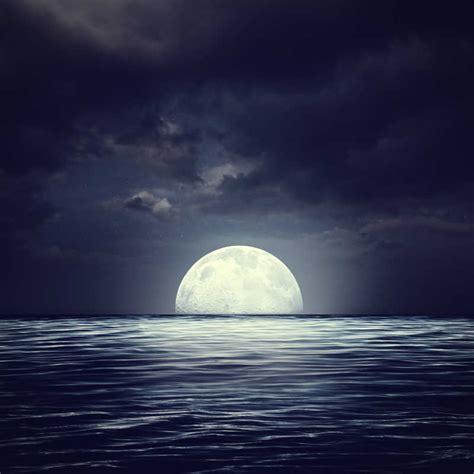夜晚,海洋,在上面,云,水,天空,星系,月亮,曙暮光,光,摄影素材,汇图网www.huitu.com