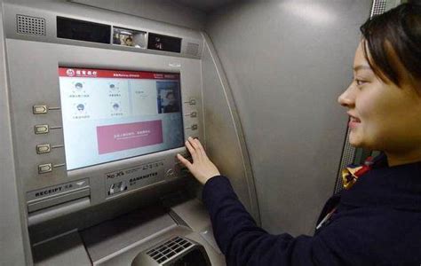 取款时发现ATM机上插着银行卡 男子犹豫了几秒还是没忍住……