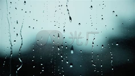 雨天雨滴敲打窗户玻璃背景图片免费下载 - 觅知网