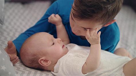 弟弟妹妹和新生婴儿玩耍mov4K视频素材下载-编号2941646-潮点视频