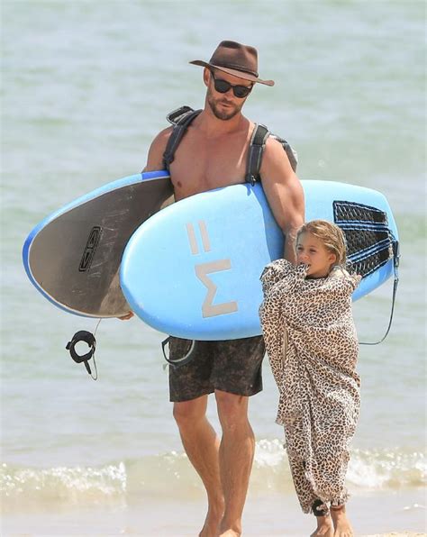 37岁雷神索尔带女儿冲浪！191cm的型男老爸，对女儿实在太宠溺啦|雷神索尔|女儿|克里斯·海姆斯沃斯_新浪新闻