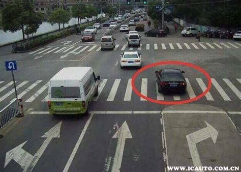 在直行和右转混合车道上等红绿灯算违章吗？