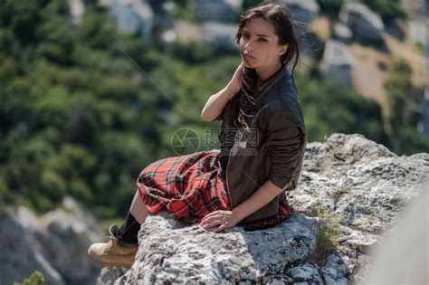 头像女生温柔坐在悬崖