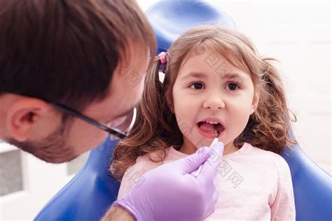 牙科检查牙齿的小女孩图片-包图网
