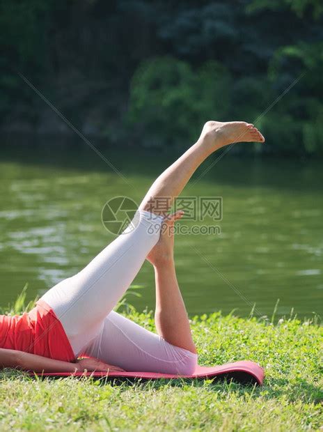 一个三十多岁的女人在夏日的公园里做瑜伽高清图片下载-正版图片504517679-摄图网