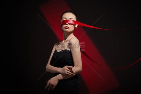 红色丝带蒙住眼睛的美女高清图片下载-正版图片502351495-摄图网