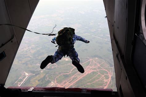 汶川15勇士“惊天一跳”绝险画面曝光：降落伞没张开坠落1500米_腾讯视频