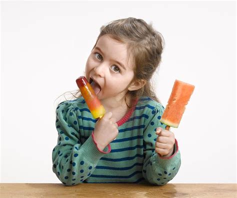 快乐的小女孩在夏天吃冰棒奶油小吃甜点水果喜悦家庭孩子操场棒冰食物高清图片下载-正版图片322176740-摄图网