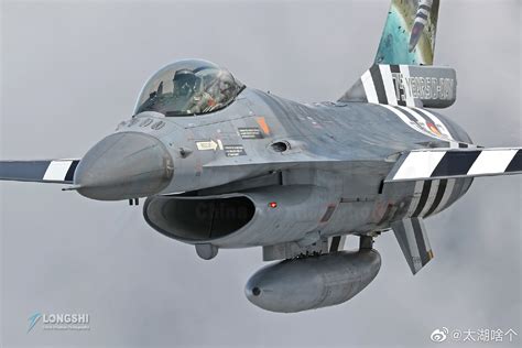 35战斗机中队的4架F-16战隼准备沿着飞行跑道滑行|战隼|战斗机|滑行_新浪新闻