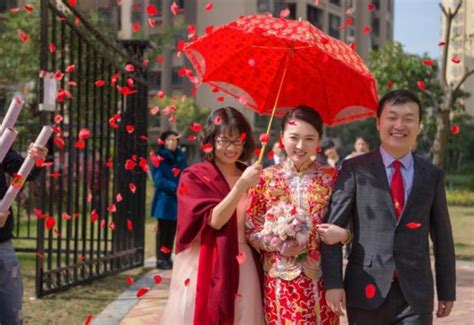 中国的传统婚礼中，新娘在出嫁当天一定要佩戴黄金首饰-牛奢网黄金回收