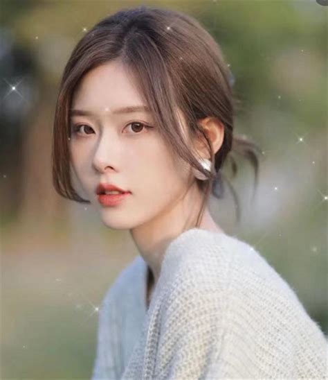 八字刘海甜美女生头像