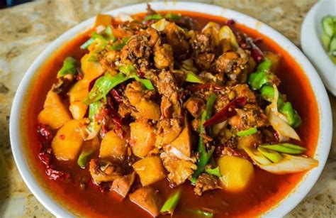 【新疆美食排行榜前十名】新疆最出名的10道名菜，每一道都是新疆人的心头爱，看完流口水