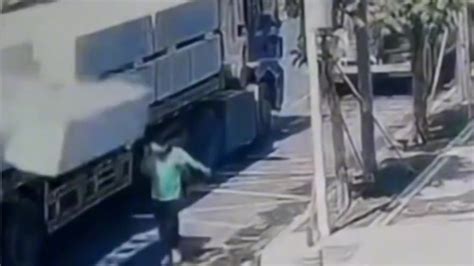男子路过大货车，被掉落石板砸中身亡_凤凰网视频_凤凰网