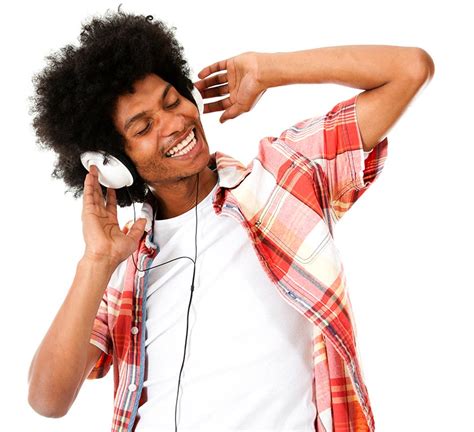 戴耳机微笑着听音乐的男人摄影图片 - 三原图库sytuku.com