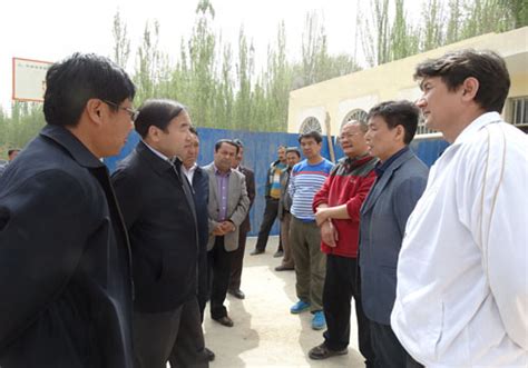 和田地委副书记、行署专员艾则孜·木沙慰问新疆分院住村工作组--中国科学院新疆理化技术研究所