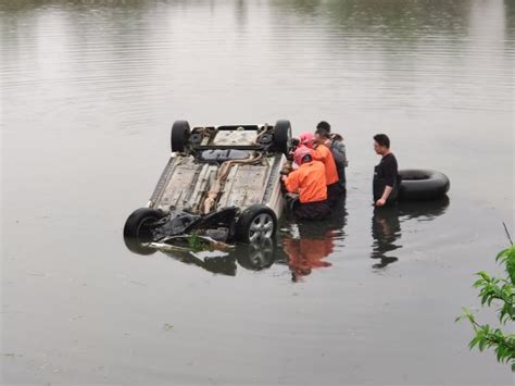 小轿车冲进路边堰塘 车身倒扣水中几乎被淹没！凤凰网湖北_凤凰网