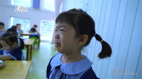 幼儿园开学哭声一片 小姑娘坚强：我不哭 因为我勇敢_腾讯视频