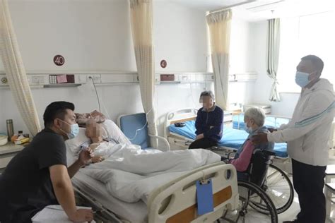 “她一个人去我不放心” 南京鼓楼医院90后护士恋人携手上战场_新华报业网