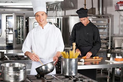 主管厨师在员工旁观时喝汤男性准备团队厨房商业酒店餐厅烹饪合作微笑高清图片下载-正版图片322068319-摄图网