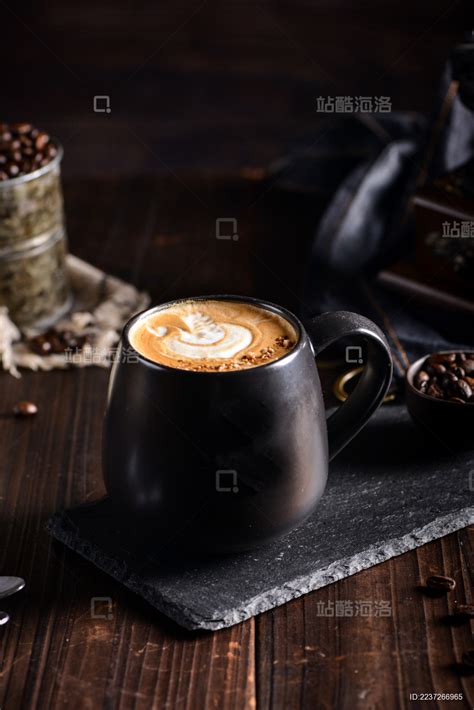 一杯榛果拿铁咖啡放在黑色岩盘上_站酷海洛_正版图片_视频_字体_音乐素材交易平台_站酷旗下品牌