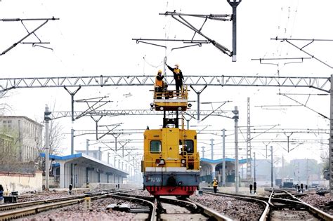 郑州：检修铁路供电设施 迎接第二季度调图-人民图片网